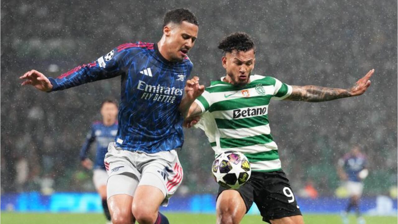 Luis Suárez disputa a bola no Sporting-Arsenal