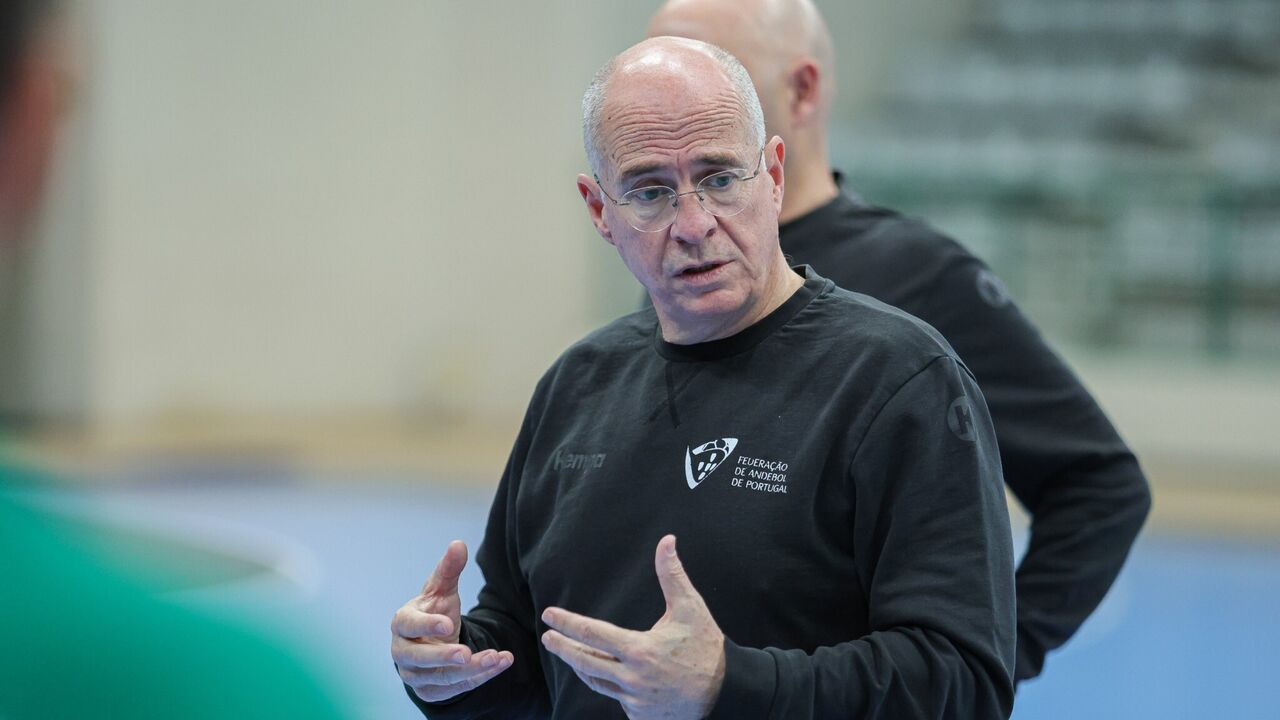 O selecionador apela ao "sentido de missão" no Europeu feminino de andebol