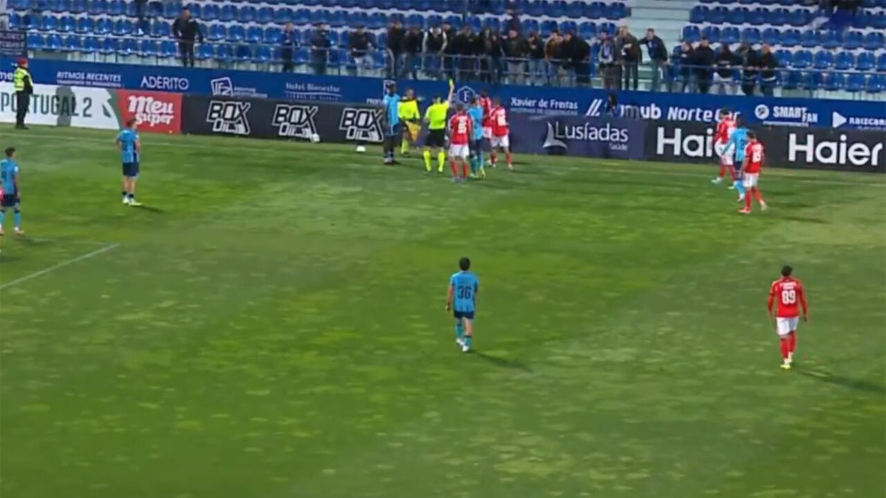 Vizela-Benfica B: Daniel Banjaqui ouviu insultos das bancadas, reagiu e instalou-se a confusão