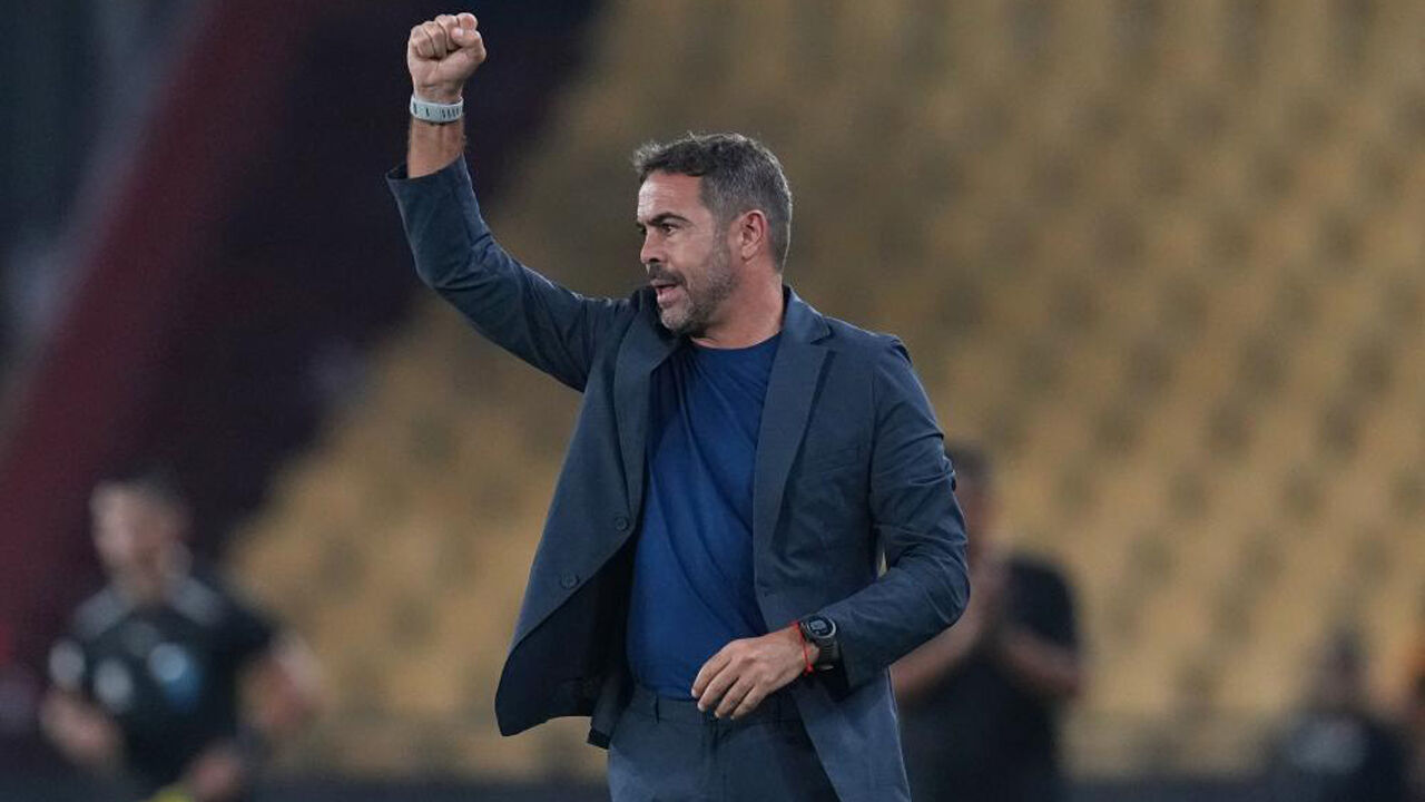 Artur Jorge festeja junto ao banco do Cruzeiro