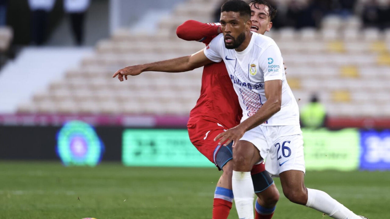 Rhaldney em ação no jogo com o Gil Vicente