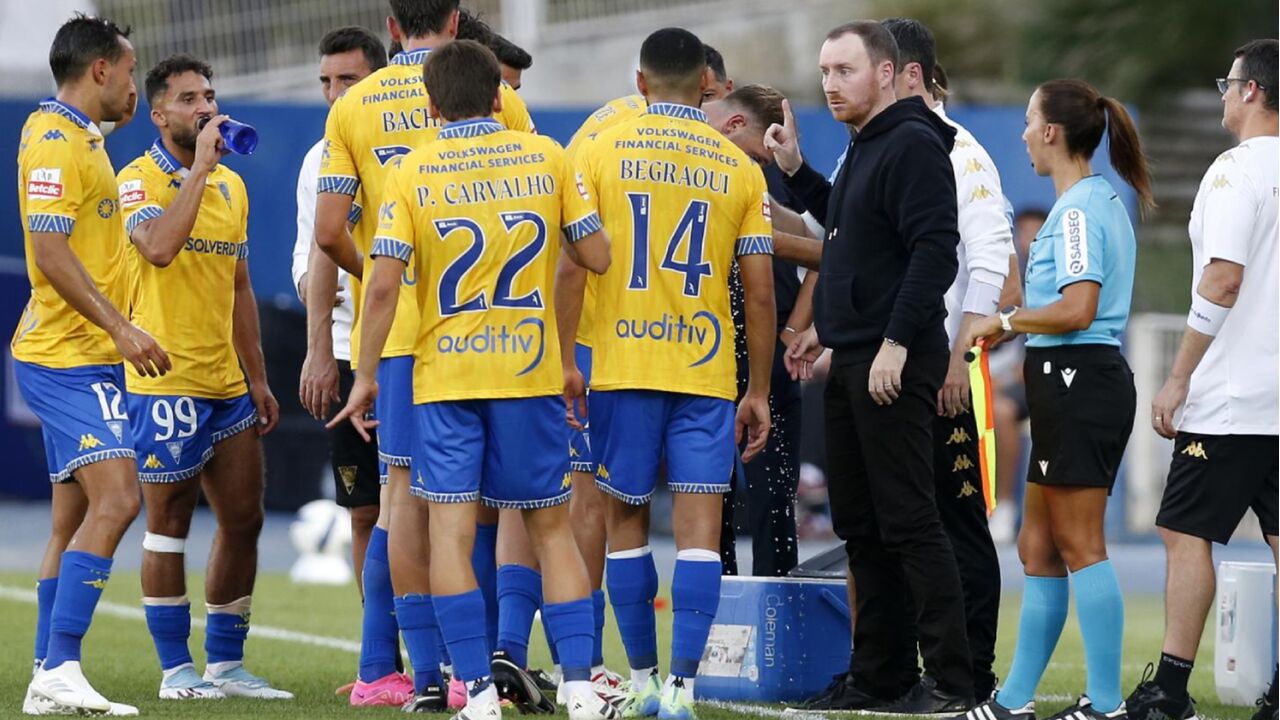 Ian Cathro dá indicações aos jogadores do Estoril