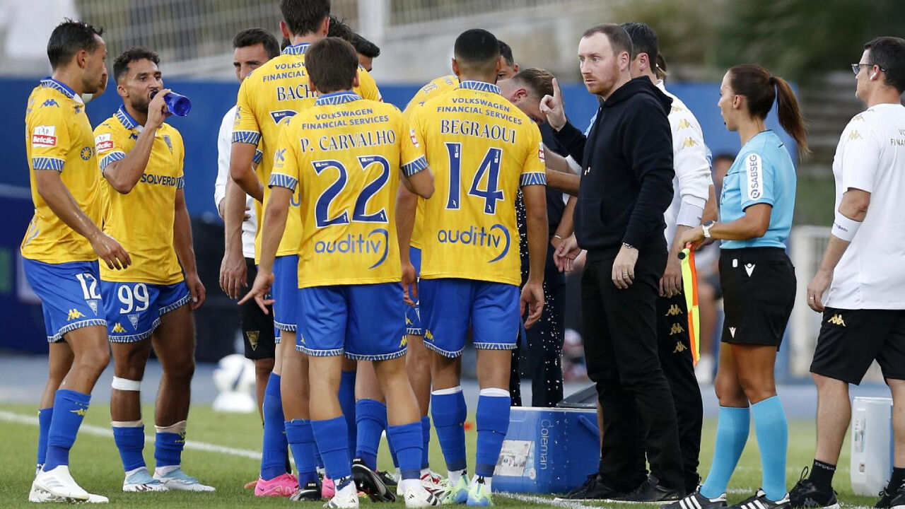 Ian Cathro dá indicações aos jogadores do Estoril