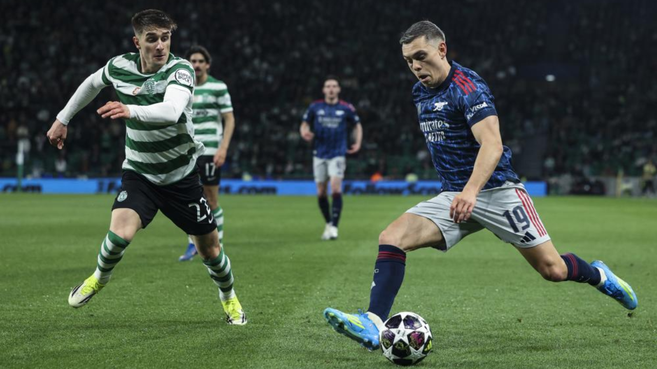 Fresneda disputa um lance com Trossard durante o Sporting-Arsenal