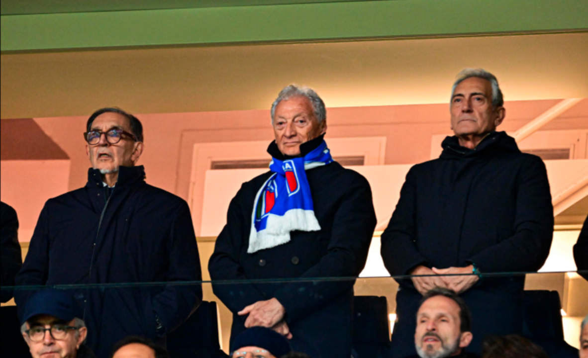 Gravina (à direita) durante o duelo entre Itália e Bósnia