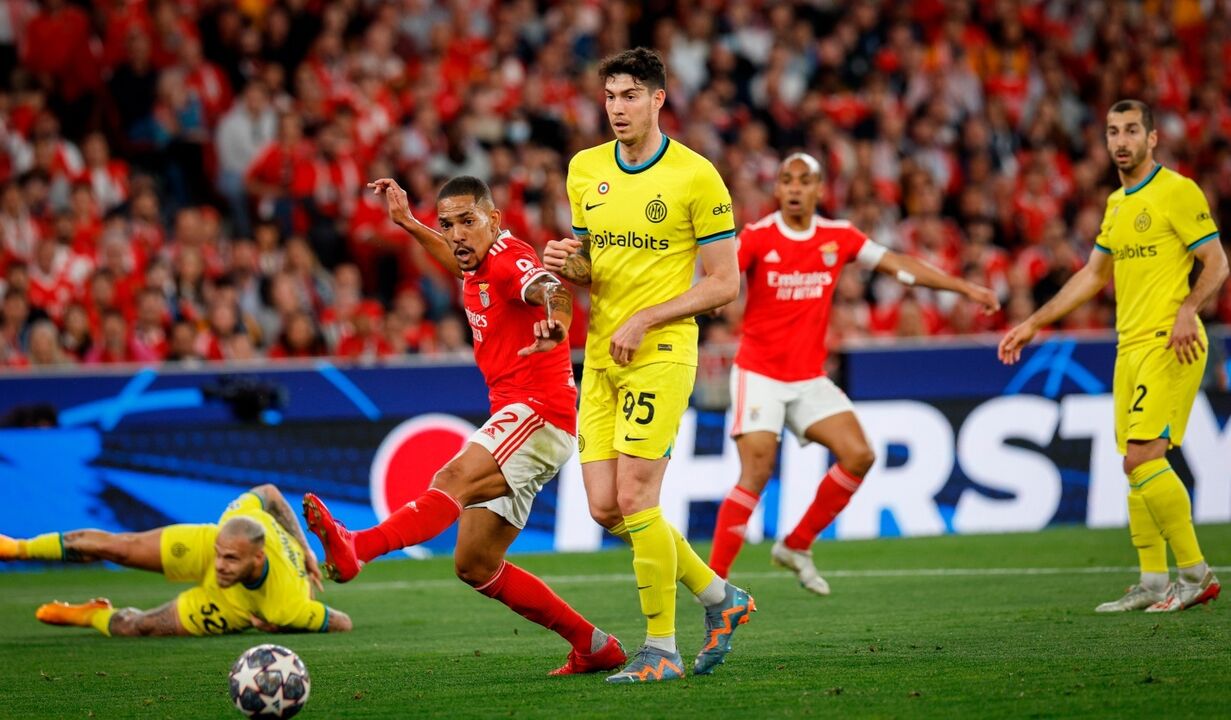 Bastoni é alvo de interesse do Barcelona, mas Inter só o vende por 60M€