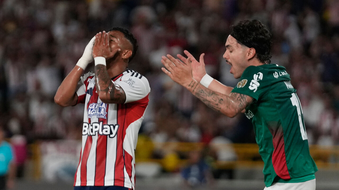 Os jogadores de Junior Barranquilla e Palmeiras reagem durante a partida