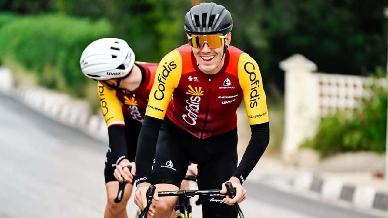 Aranburu vence etapa em casa na Volta ao País Basco, com Paul Seixas a liderar.
