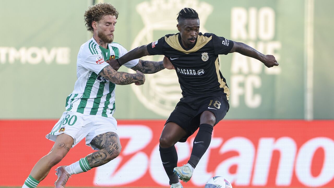 Jogadores disputam a bola no jogo Rio Ave FC