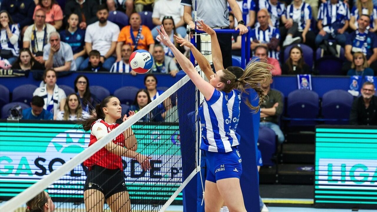 Jogo de voleibol feminino entre Porto e Sporting com público