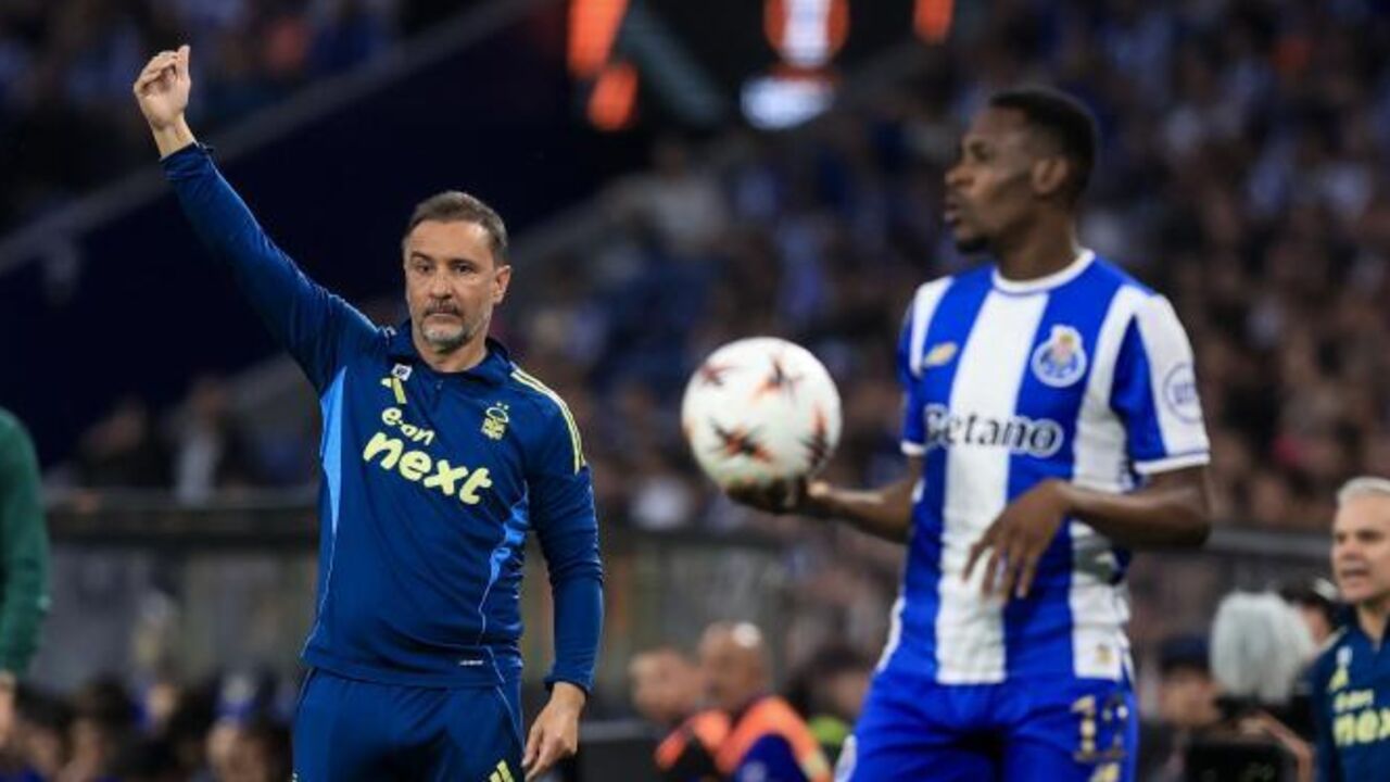 Vítor Pereira a dar indicações durante o FC Porto-Nottingham