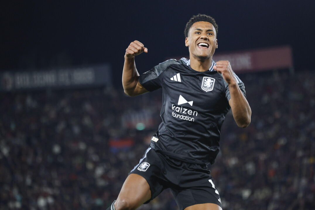 Aston Villa vence Bolonha com erros cruciais e avança para as semifinais