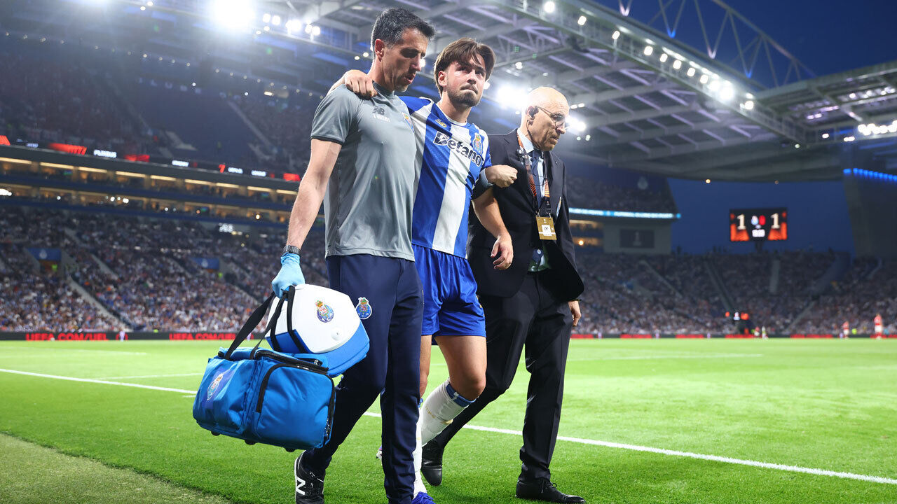Martim Fernandes a sair lesionado frente ao Nottingham