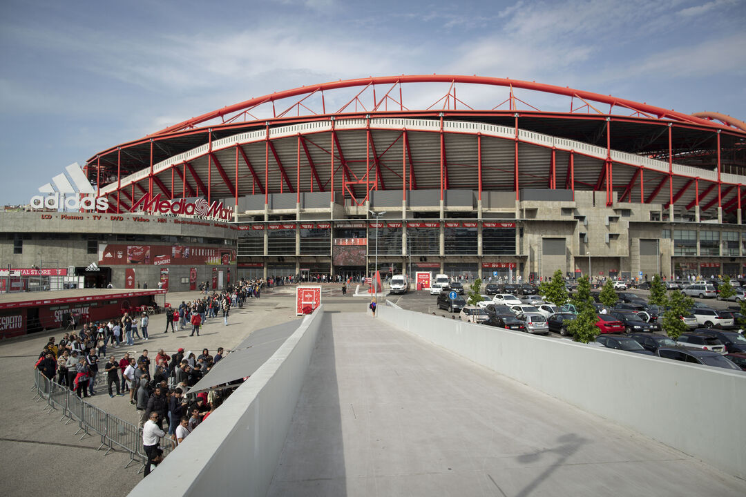 Filas no Estádio da Luz para compra de bilhetes para o dérbi Sporting-Benfica