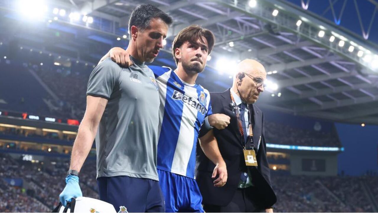 Martim Fernandes sai de campo com apoio após autogolo e lesão