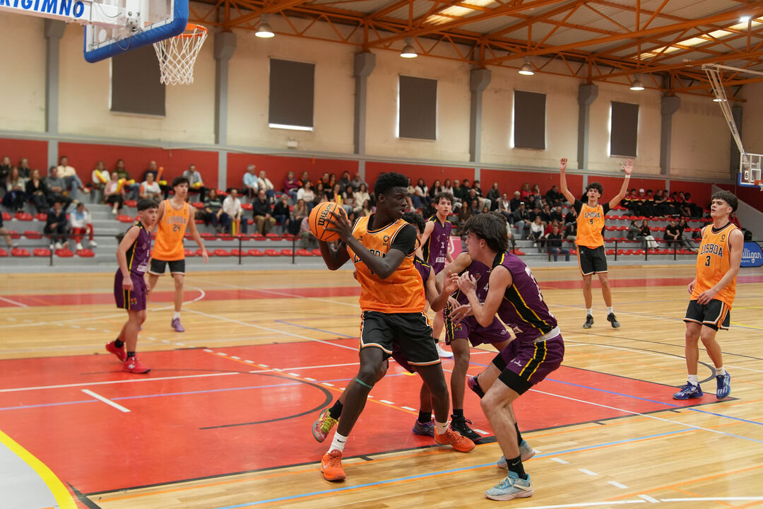 Gualdimir Té impressiona pelos seus 2 metros de altura