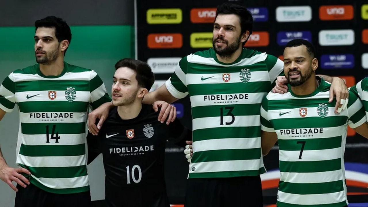 Jogadores do Sporting com equipamentos da Fidelidade antes de jogo fora