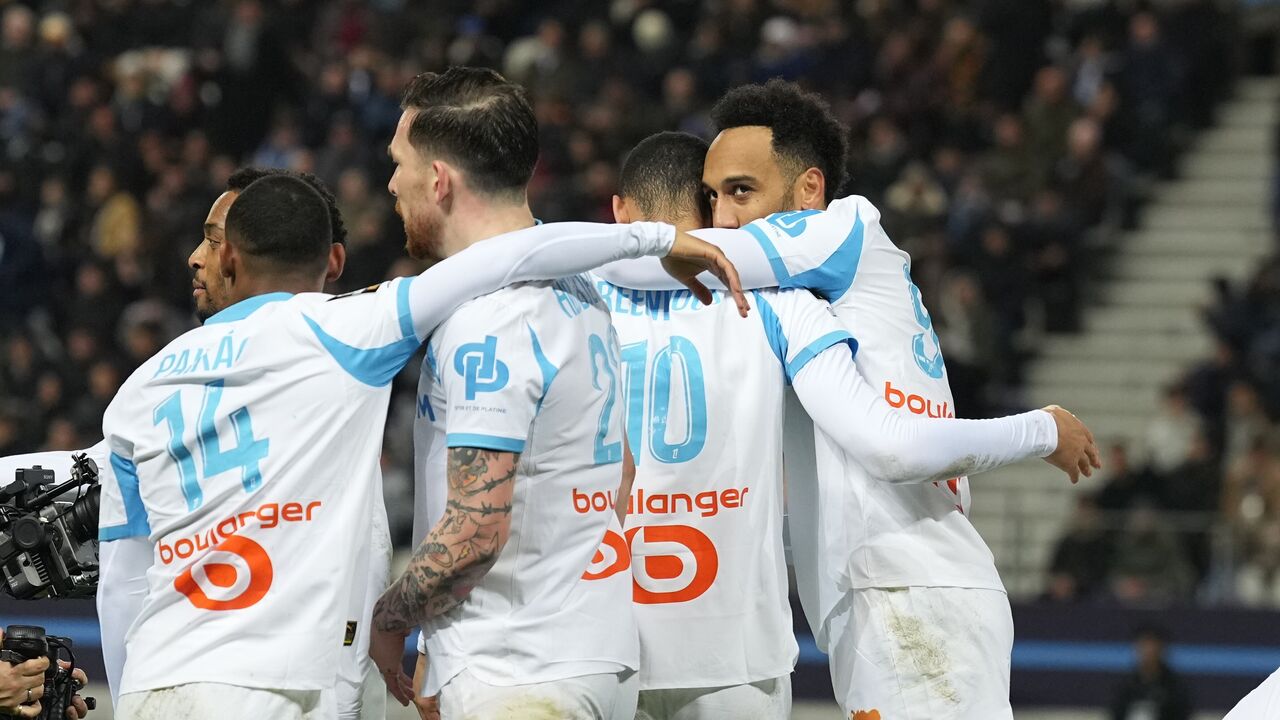 Jogadores do Marselha celebram vitória contra o Metz na Ligue 1