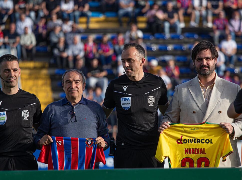 João Pinheiro recebe camisolas de Felgueiras e Paços de Ferreira