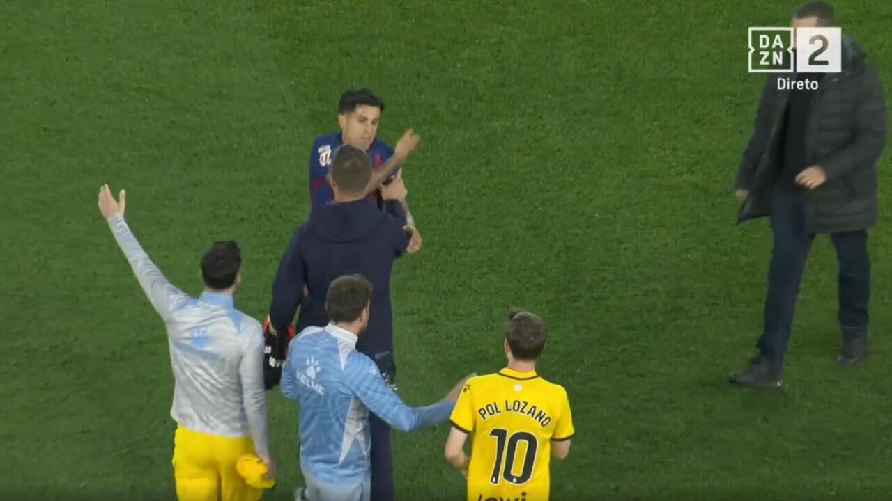 Lozano critica Cancelo após confronto em campo: falta de respeito.
