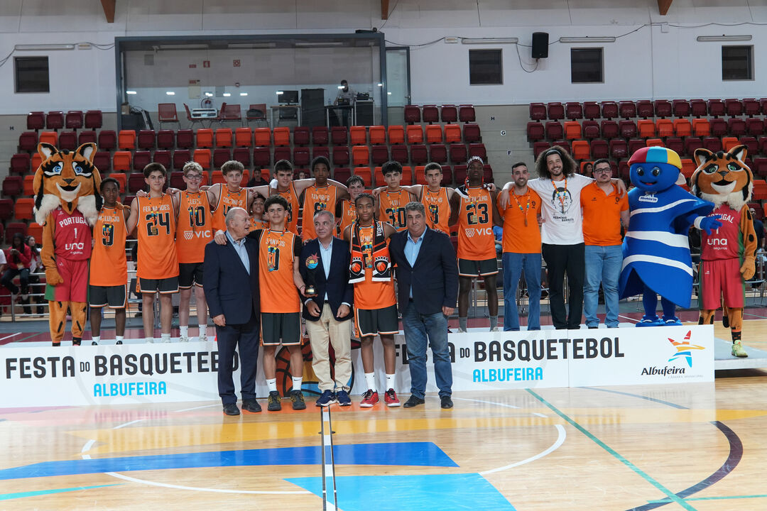 AB Lisboa recebeu o troféu nos sub-14 masculinos das mãos de Manuel Fernandes, presidente da FPB, Pedro Dias, secretário de estado do Desporto, Jorge do Carmo, vice-presidente da CM Albufeira