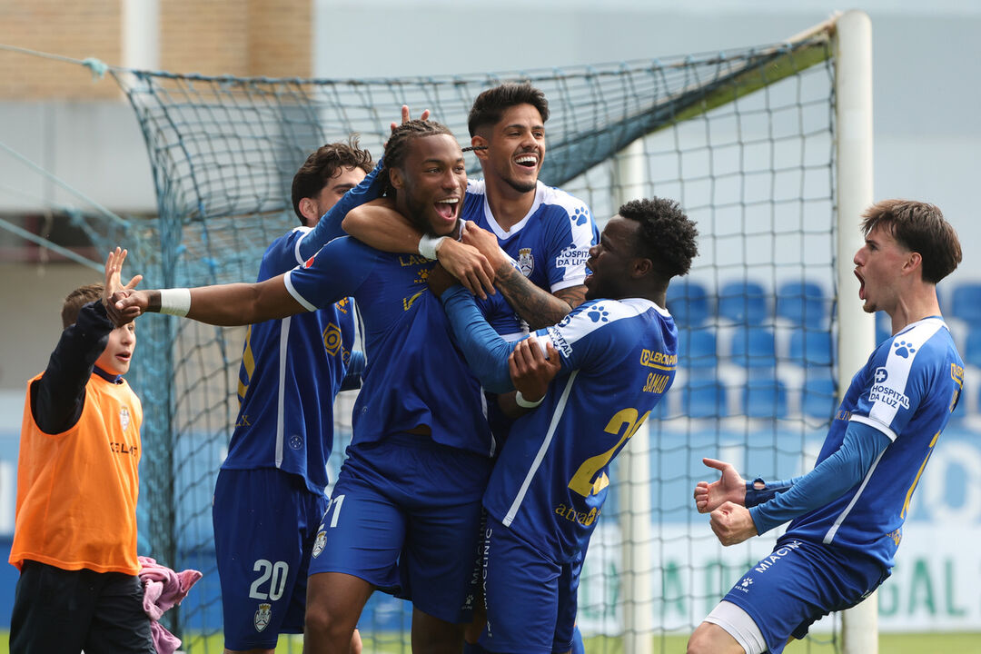 Jogadores do Feirense festejam vitória frente  ao Vizela