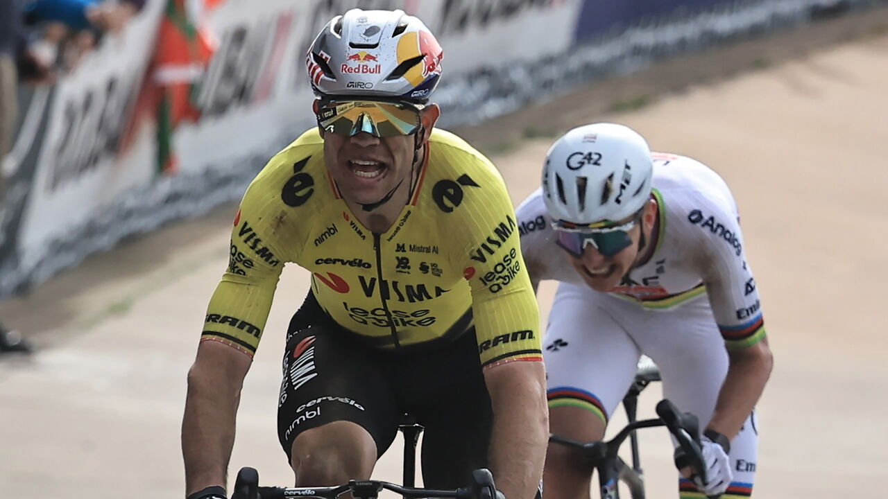 Wout van Aert vence Paris-Roubaix contra Tadej Pogacar