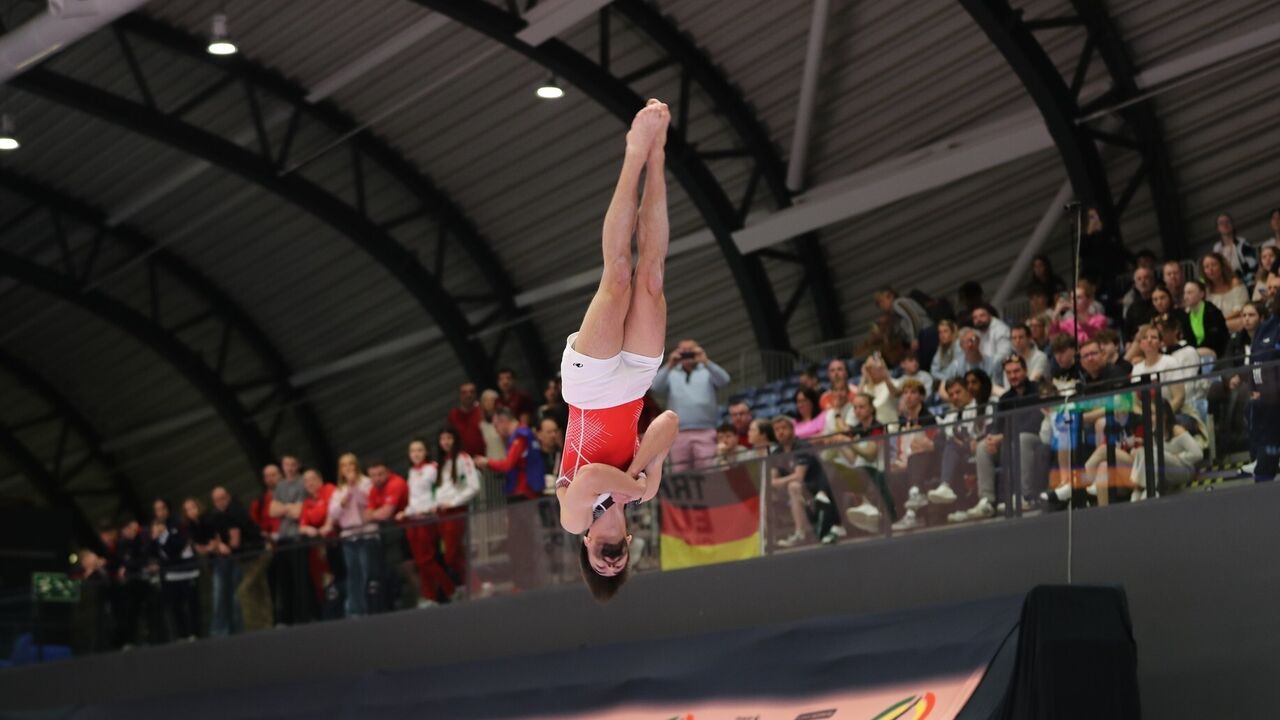 Vasco Peso conquista título europeu de tumbling sénior masculino.
