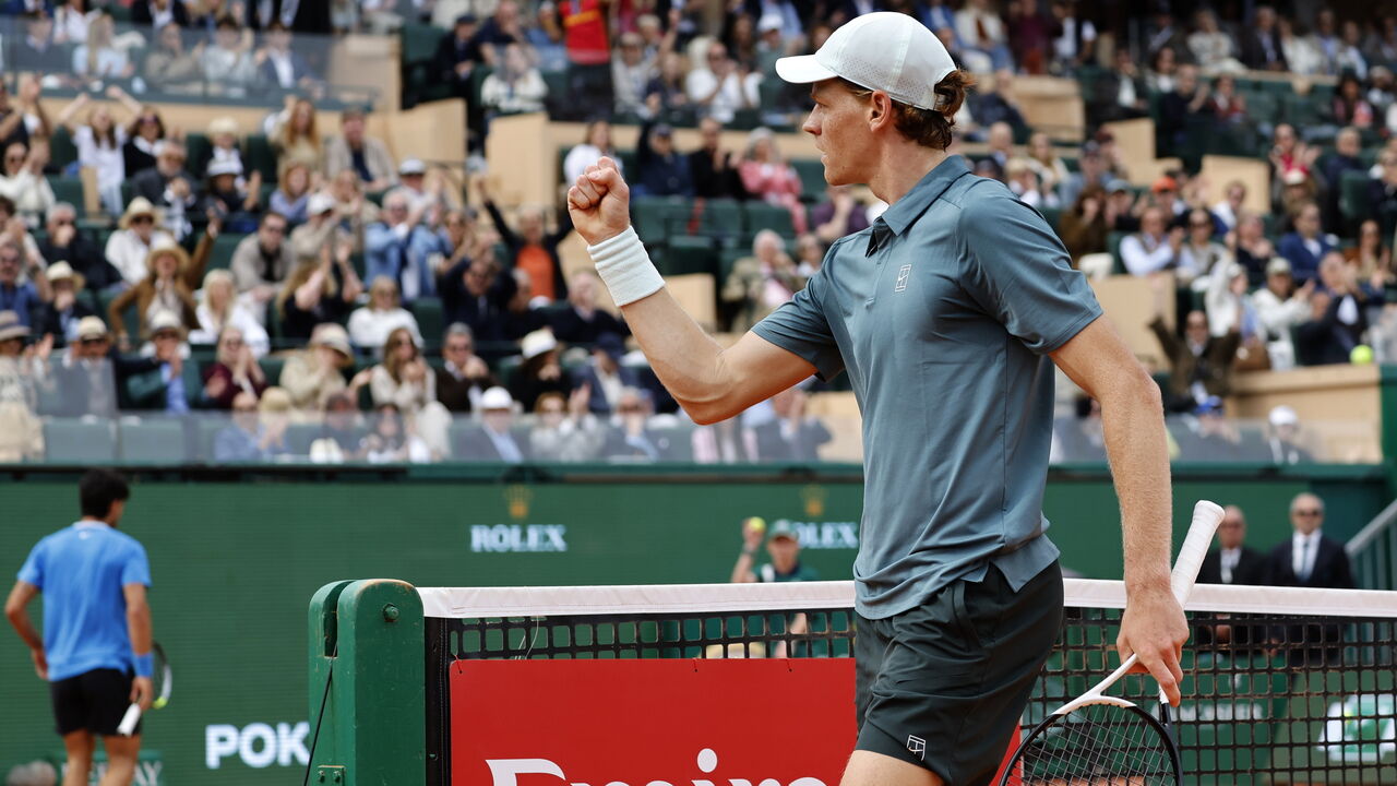 Jannik Sinner vence Alcaraz em Monte-Carlo e ascende ao primeiro lugar do ranking ATP