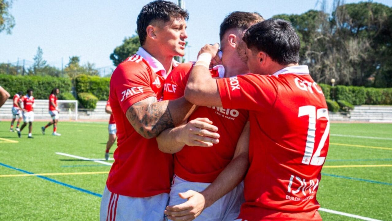 Jogadores de rugby do Benfica celebram um momento no campo