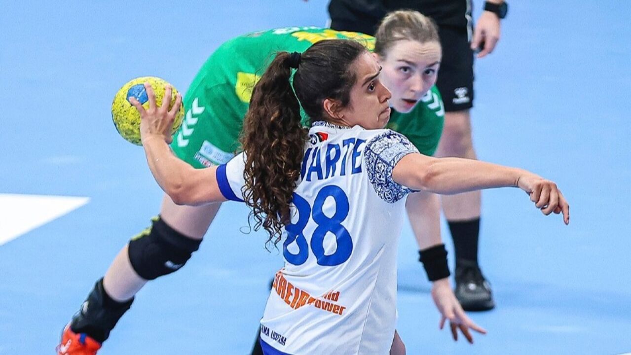 Jogadora portuguesa em ação contra a Islândia no Europeu de andebol
