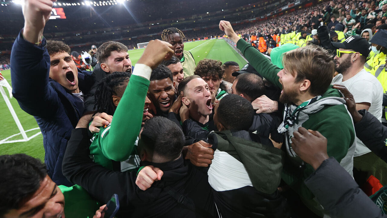 A festa dos jogadores do Sporting após eliminarem o Arsenal da Liga Europa