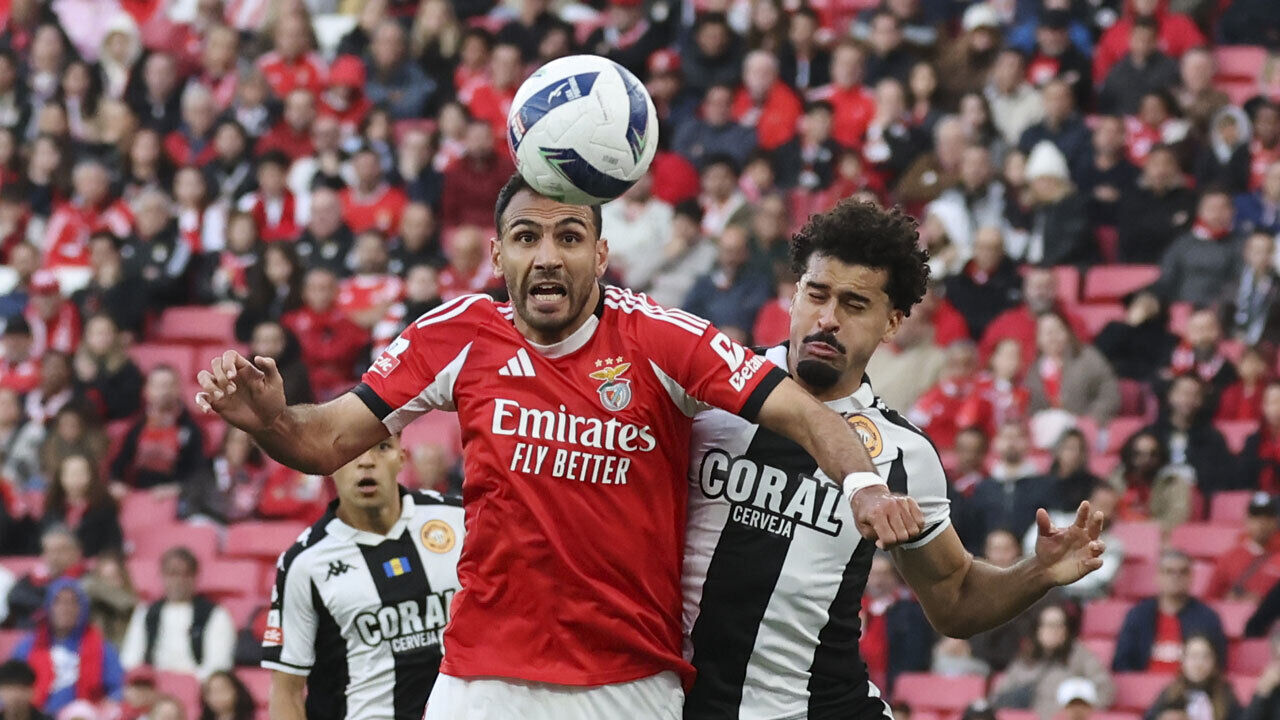 Léo Santos num lance com Pavlidis