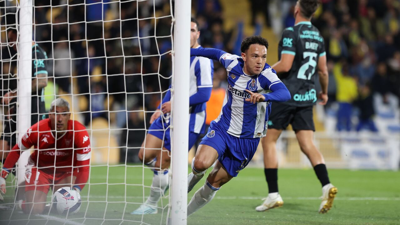 Futebol: jogador do FC Porto celebra golo contra o adversário