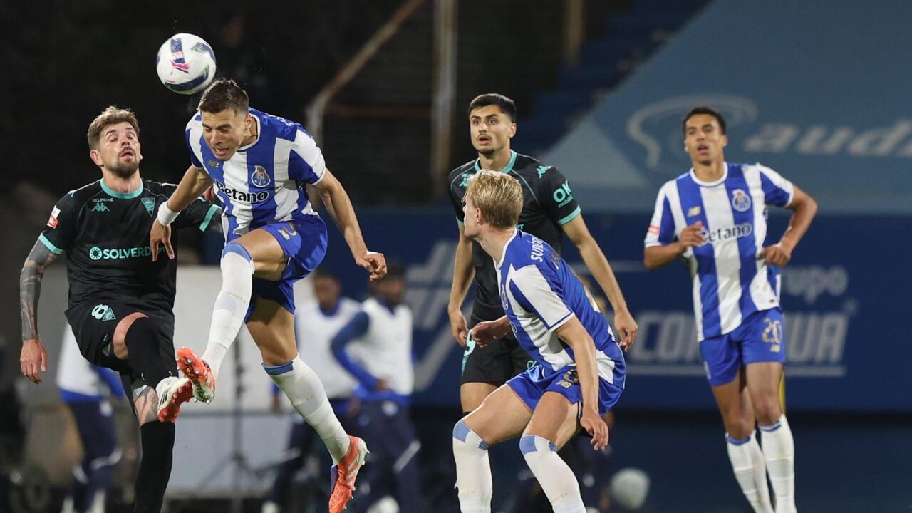 Bednarek corta jogada de perigo do Estoril