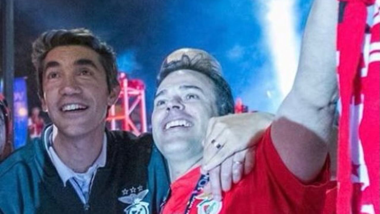 Jhony Conceição (à direita) abraçado a Bruno Lage (à esquerda) nas celebrações do título de campeão do Benfica