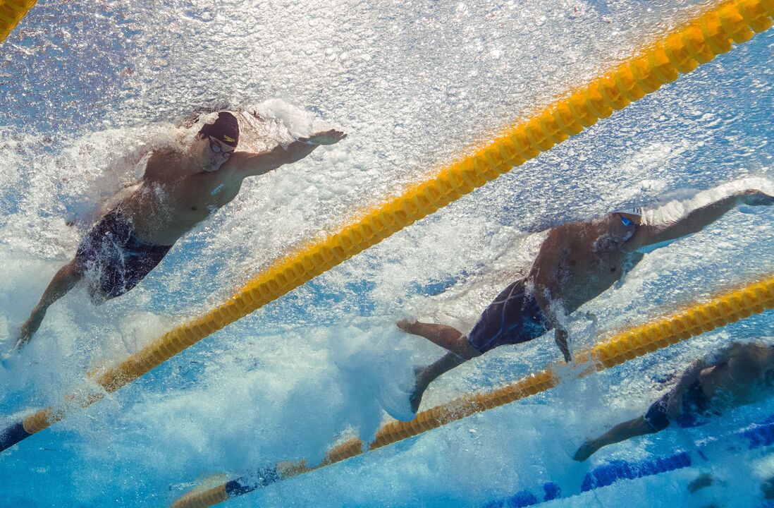 Russos e bielorrussos voltam a competir na natação