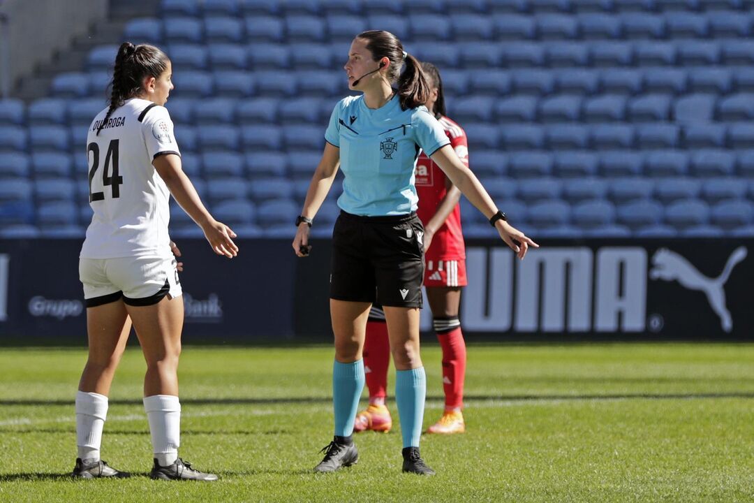 Inês Andrada a dirigir o  Damaiense-Benfica 
