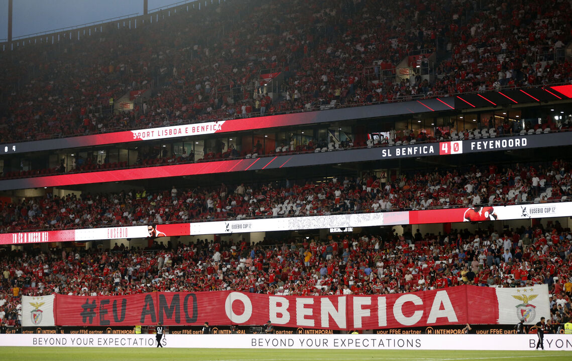 Benfica venceu o Feyenoord por 4-0 na Taça Eusébio, com apoio dos adeptos