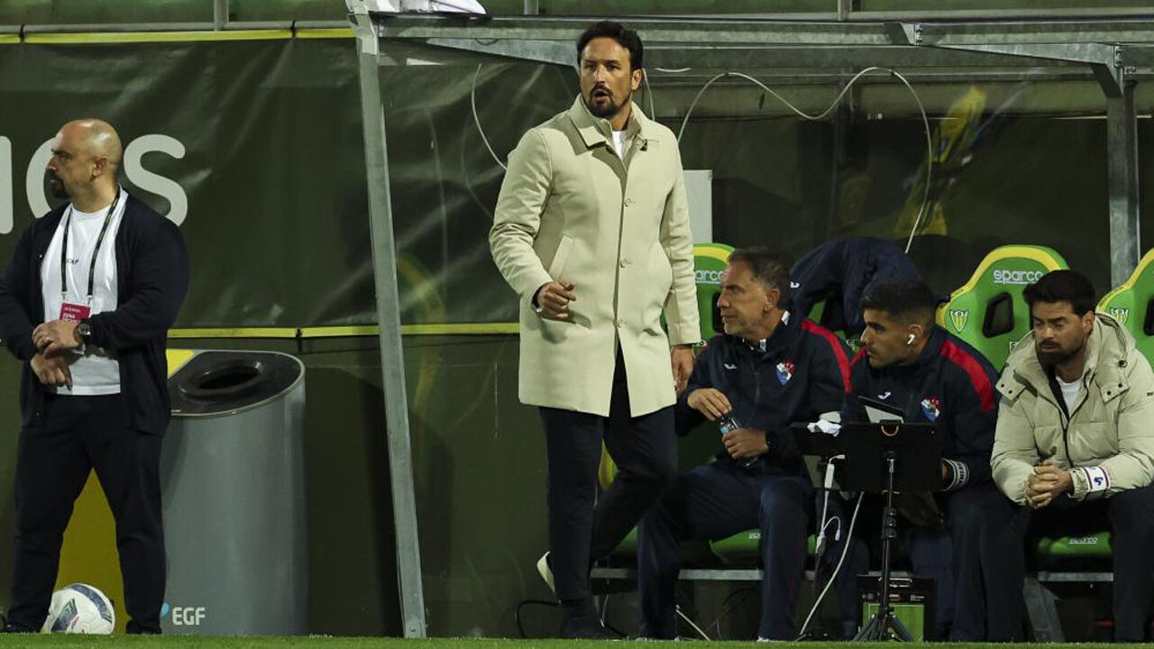 César Peixoto reage junto ao banco do Gil Vicente durante o jogo com o Tondela