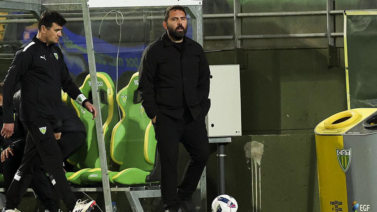 Gonçalo Feio reage no banco de suplentes do Tondela