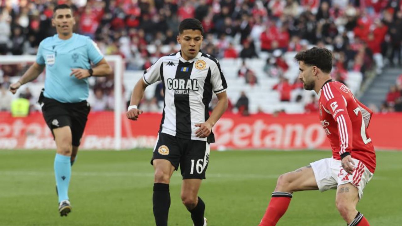 Alan Nuñez disputa lance com Rafa Silva durante o Benfica-Nacional no Estádio da Luz