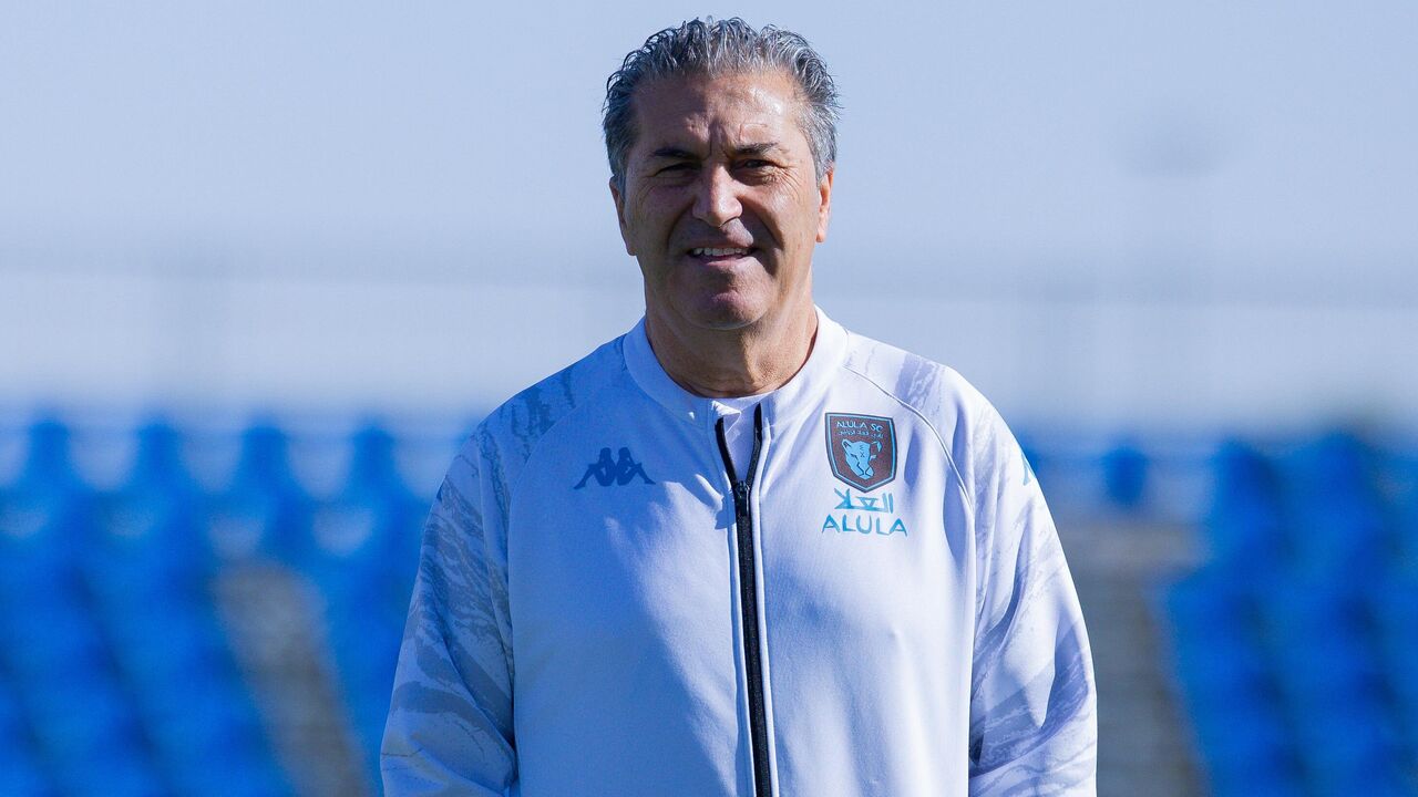 José Peseiro sorri, celebrando o triunfo com a equipa Alula SC