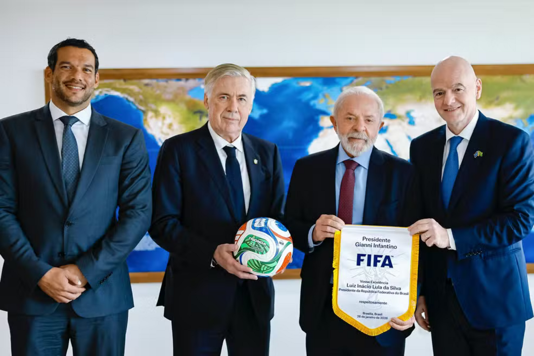 Lula encontra-se com Infantino, presidente da FIFA, em Brasília