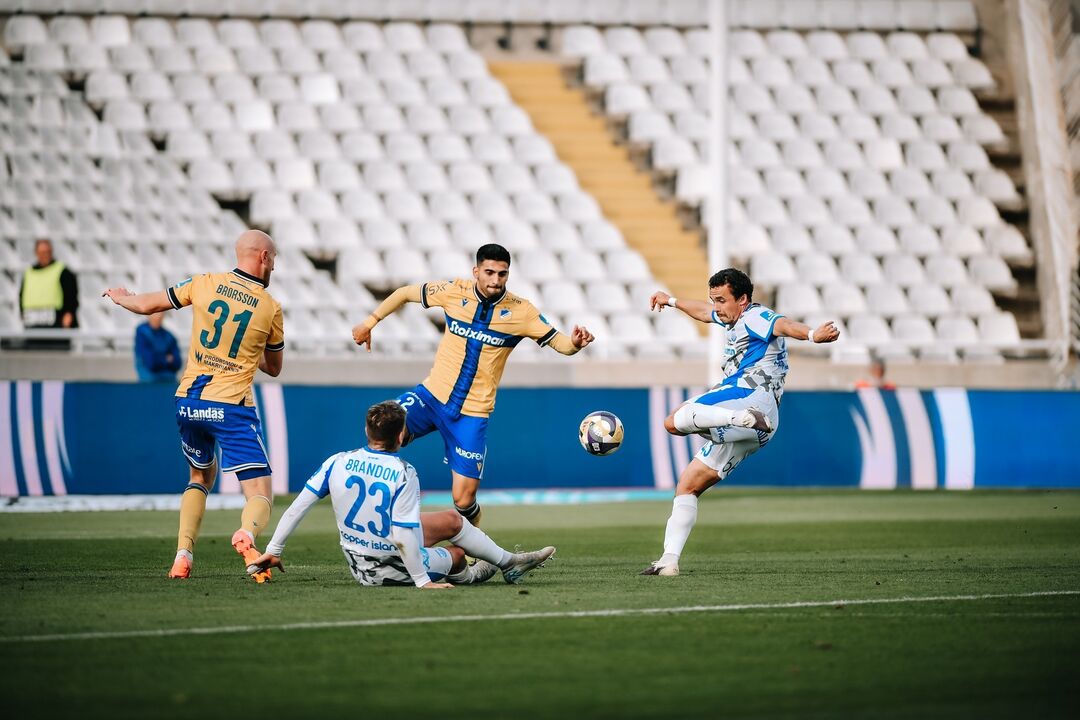 Brorsson e Brandon em jogo de futebol