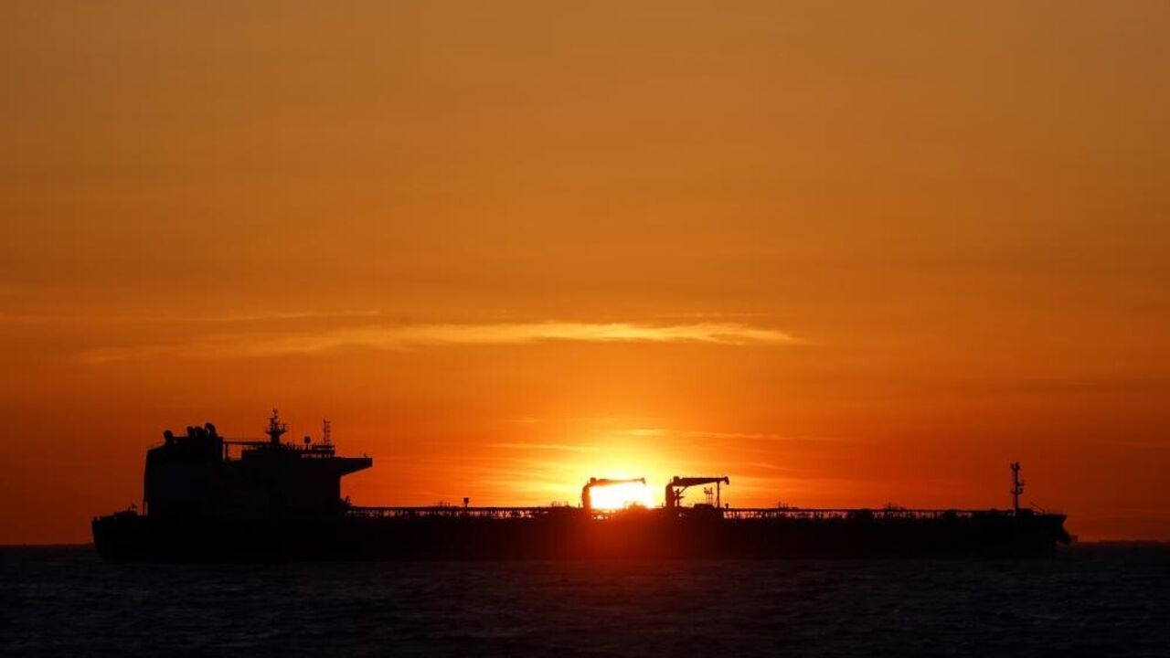 EUA suspendem sanções ao petróleo iraniano para atenuar efeitos da guerra no Médio Oriente