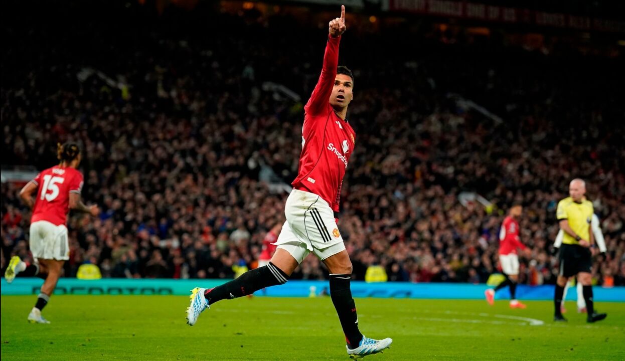 Casemiro, jogador do Manchester United, aponta para o céu, com possível transferência para o Inter Miami