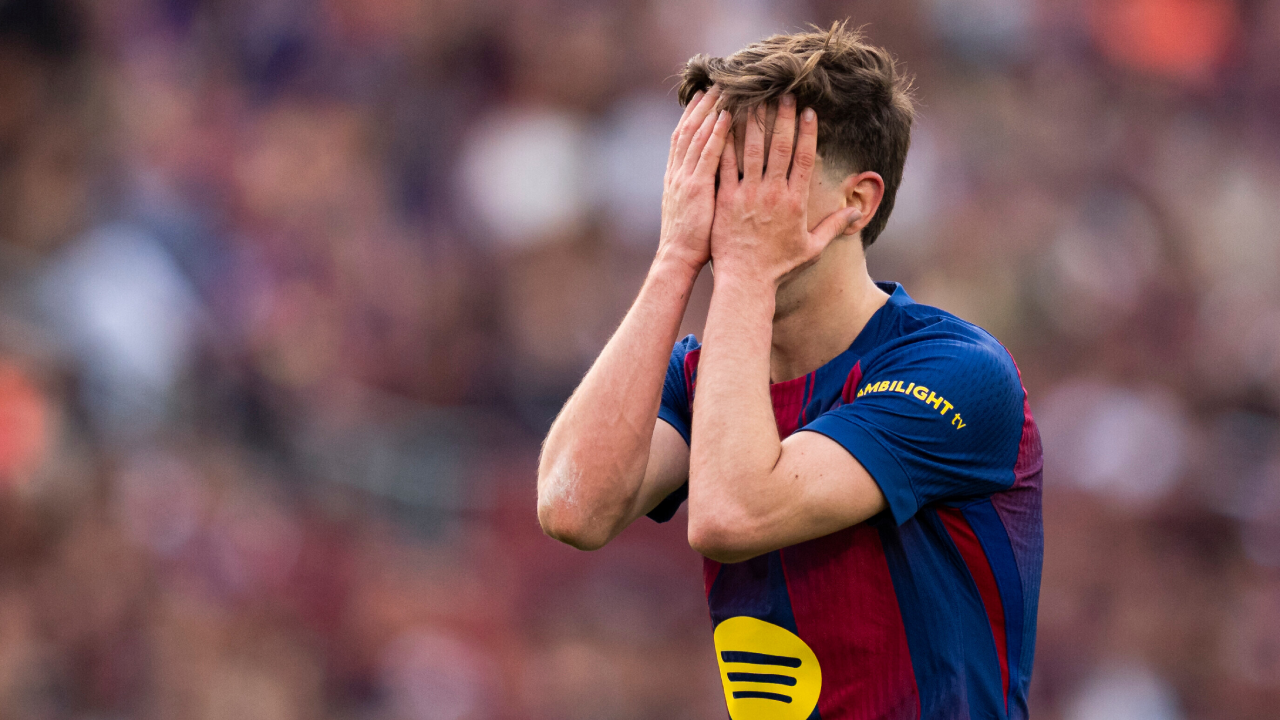 Gavi, jogador do Barcelona, esconde o rosto durante o jogo