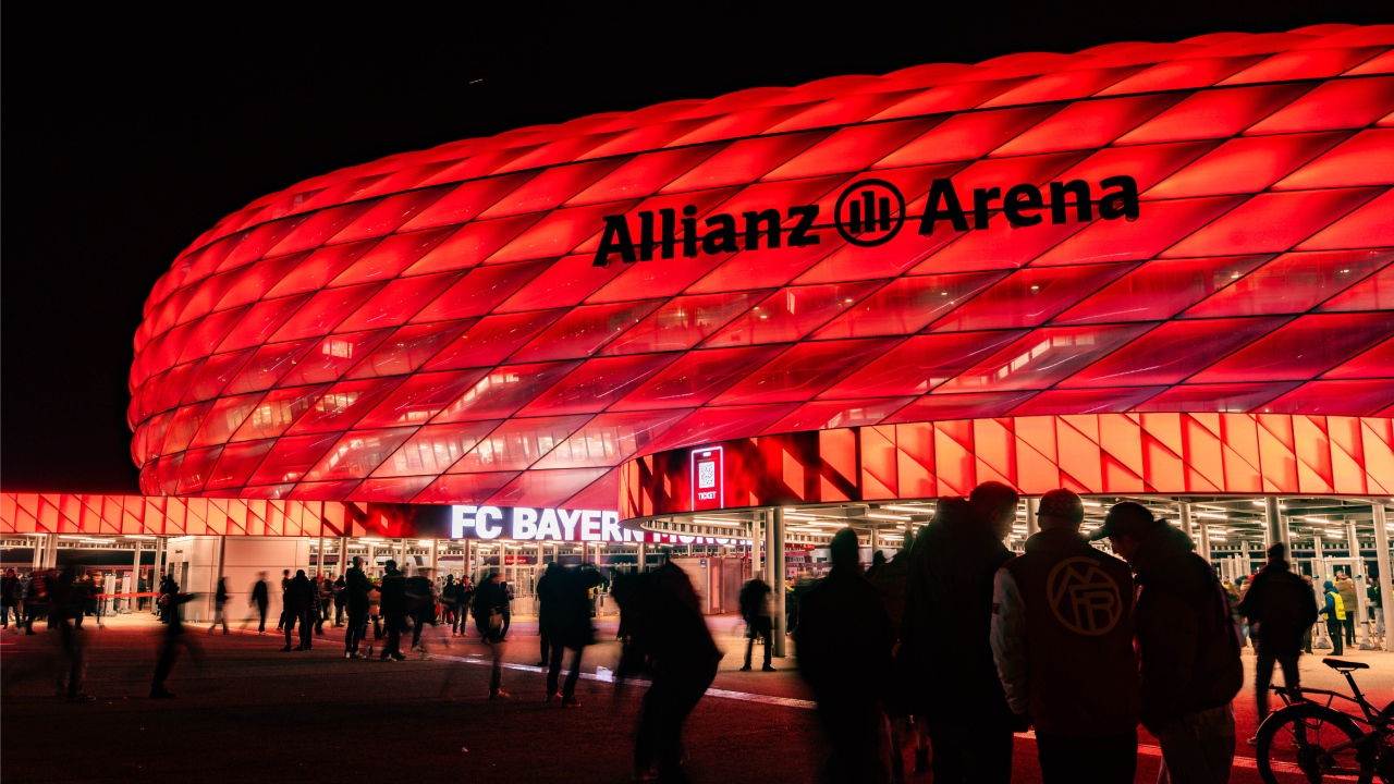 Vista geral do Allianz Arena, estádio do Bayern Munique, à noite