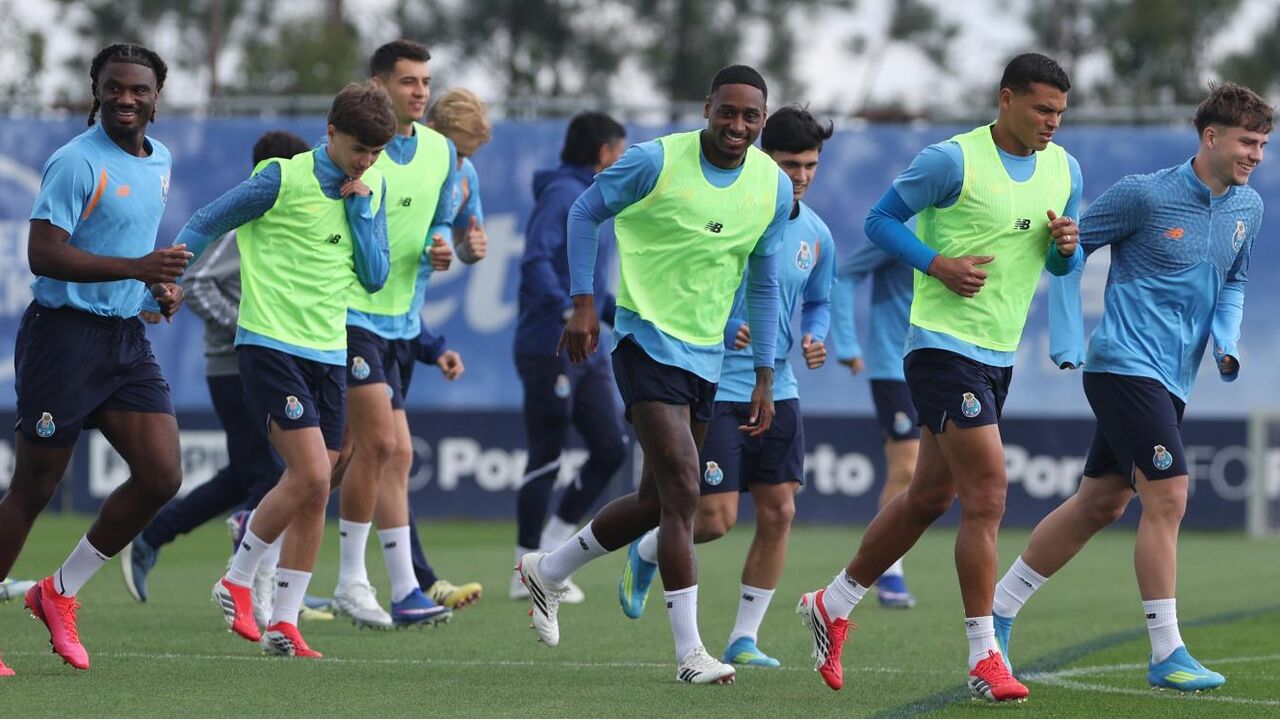FC Porto treina em Nottingham com 24 jogadores, sem Martim Fernandes